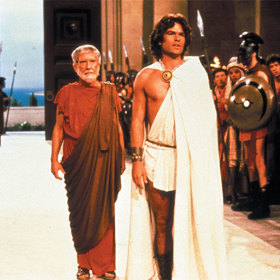 Básník a mentor Persea v podání herce Burgesse Mereditha (vlevo).