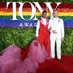 Zde vidíte Billyho Portera v celé červené kráse na udílení Tony Awards.