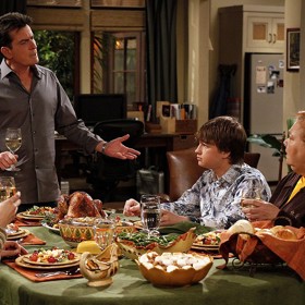 Charlie Sheen se nikdy nenaučil hrát na klavír, vše tak bylo z playbacku.