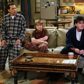 Nezřízený život vedl i jeho seriálový hrdina v sitcomu Dva a půl chlapa. U Charlieho známostí nikdy nezaznělo jejich příjmení, pouze jména. A že těch žen, které měl v posteli, bylo. Znáte další zajímavosti o seriálu?