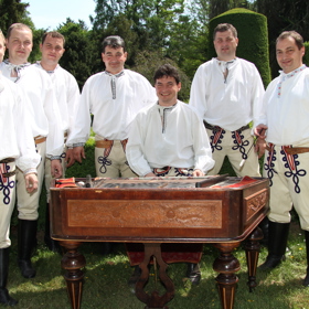 Těšit se můžete na kvalitní domácí cimbálovku k poslechu i tanci.