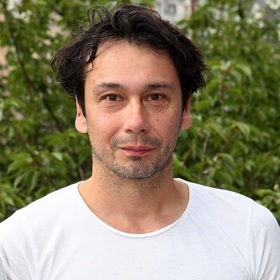 Vystudoval JAMU v Brně. 