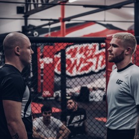 Po přestěhování do Prahy byl nejdříve samý večírek, pak ale i s pomocí současné partnerky našel nový smysl života. Mimo jiné ve sportu.