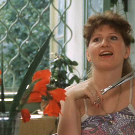 Snímek z roku 1983 byl natočen a situován do malé jihočeské vesnice Hoštice. Vzhledem k úspěchu filmu vznikla další dvě pokračování, Slunce, seno a pár facek v roce 1989 a Slunce, seno, erotika v roce 1991.