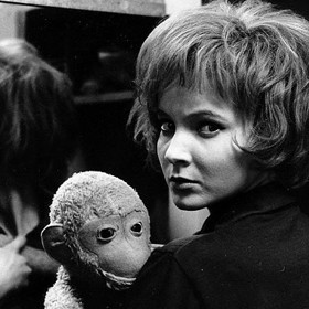 Daniela Kolářová prožila v Karlových Varech celé dětství až do maturity. Vzpomíná na magické šumění vody pod orchestřištěm divadla, které způsobovala řeka Teplá protékající hned vedle hlavního vchodu do divadla. Zde ve filmu Soukromá vichřice (1967).