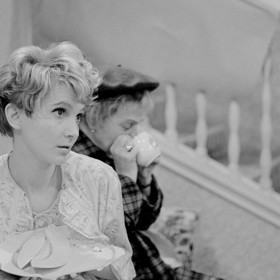 Než natočili naostro jediný díl např. Takové normální rodinky, celý den prozkoušeli a dost se u toho dohadovali. O tom se dnešním seriálovým tvůrcům může jenom zdát. 