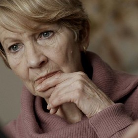 Daniela Kolářová (21. září 1946), oblíbená herečka filmových komedií a televizních seriálů sedmdesátých a osmdesátých let, se nesmazatelně zapsala do diváckých srdcí rolemi ve filmech jako např. Na samotě u lesa, Noc na Karlštejně, Léto s kovboje či seriálech Taková normální rodinka, Nemocnice na kraji města.