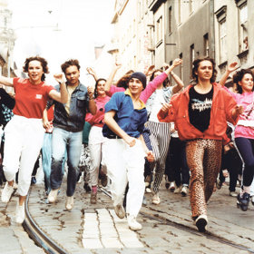 Discopříběh je divácky oblíbený hudební snímek z roku 1987 s Rudolfem Hrušínským nejmladším v hlavní roli. Některé hvězdy filmu pak začala provázet smůla...