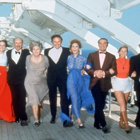 Dobrodružství Poseidonu o převrácené zaoceánské lodi, který pochází z roku 1972, je jedním z nejlepších katastrofických filmů všech dob. Režisér Irwin Allen má na svém kontě taktéž úspěšný film Skleněné peklo, do něhož byli obsazeni právě herci z Dobrodružství Poseidonu.