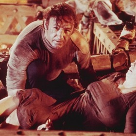 Původně měl reverend Scott (Gene Hackman) požádat Bellu Rosenovou, aby se vydala coby trénovaná plavkyně na podvodní průzkum. Herec však trval na tom, že to musí být naopak. Jeho postava by něco takového nemohla žádat.