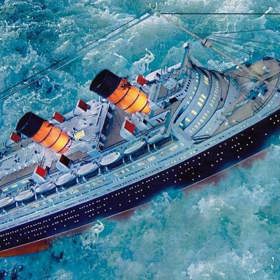 Převrácení modelu lodě se natáčelo v nádrži ve studiu Fox. Vlnu simulovala obrovská skluzavka, po které voda stékala. Druhý model byl dlouhý šest metrů a vážil téměř 140 kg. Sloužil k natáčení výbuchů pod vodní hladinou.