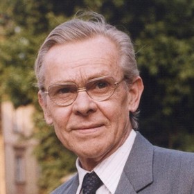 Eduard Cupák (10. března 1932 až 23. června 1996) byl filmový a divadelní herec s obří škálou uměleckého projevu a mistrně ovládající svůj hlas. Mezi jeho životní role se řadí filmy jako Měsíc nad řekou (1953), Stříbrný vítr (1954), Kladivo na čarodějnice (1969) nebo účinkování v televizních seriálech (Taková normální rodinka, F. L. Věk).