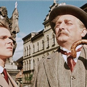 Nacisté mu popravili otce i babičku. Citlivého člověka, jakým byl Eduard Cupák, rány osudu velmi ovlivnily. Do konce života se obklopoval lidmi, kterým může důvěřovat. Ohledně soukromí byl velmi opatrný. Za hráz kruhu svých přátel chodil nerad a neochotně dával např. i novinářům interview. 