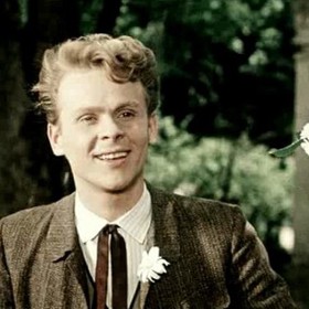 Za svou kariéru vděčí Eduard Cupák režiséru Václavu Krškovi, který mu dal životní šanci ve filmu Stříbrný vítr (na snímku) či Měsíc nad řekou. Cupák se totiž potýkal se závistí spolužáků a kolegů. A také s pronásledováním kvůli jeho sexuální orientaci.