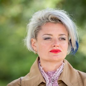 Dříve, než se tvůrci seriálu rozhodli pro název Most!, byla ve hře i varianta Ženodlak. Měla poukazovat na to, že transsexuál Pavel/Dáša (v podání Eriky Stárkové) žije dvojím životem, ve dne jako muž a v noci jako žena.