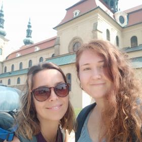 Režisérka Eva Toulová natáčí polohraný dokumentární film o moderním poutnictví s názvem Pěšky bez hranic. V hlavní roli diváci uvidí Terezu Petráškovou, se kterou zmiňovaná režisérka aktuálně dotočila hraný film Casting na lásku. 