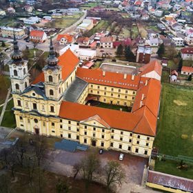 Režisérka Eva Toulová natáčí polohraný dokumentární film o moderním poutnictví s názvem Pěšky bez hranic. V hlavní roli diváci uvidí Terezu Petráškovou, se kterou zmiňovaná režisérka aktuálně dotočila hraný film Casting na lásku. 