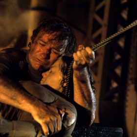 Shelley Wintersová musela kvůli roli Belly Rosenové nabrat 16 kilo.