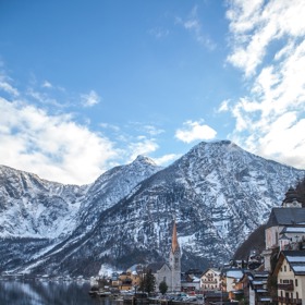 Ikonický pohled na městečko Hallstatt, ve kterém se nachází unikátní kostnice...