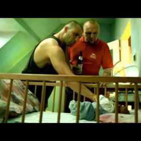 Obraz současného existenciálního pocitu Středoevropanů, dříve izolovaných za železnou oponou, jejichž inkubátor se před jejich očima tříští a proměňuje v globální vesnici.