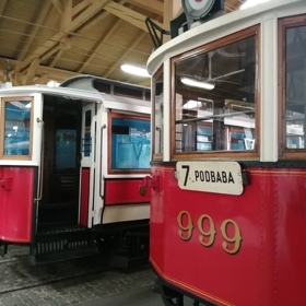 V tramvajové vozovně v Praze-Střešovicích se nachází jedinečná sbírka památek z historie městské hromadné dopravy v hlavním městě České republiky. 