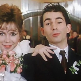 Jaroslavu Stránskou, která hrála nesmělou kadeřnici Jitku, potkala později obrovská ztráta. Ve dvaceti letech porodila holčičku, kterou našla jednoho dne v postýlce mrtvou. Dívce byl pouhý půlrok. 