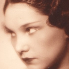 Prý jako první honorář získala v osmi letech kytičku fialek a sněženek od jedné staré paní, když nádherně zazpívala v kostele.