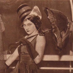 Zde jako Lisaura v Goldoniho komedii Zpívající Benátky (1932). Pěveckou kariéru jí zhatil zánět hlasivek, v té filmové se jí naopak dařilo.