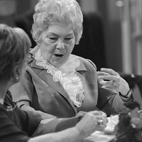 Hrála například v seriálu Taková normální rodinka. Často dostávala role povrchních a přelétavých žen. Mužskou náruč přitom milovala i ve skutečnosti.