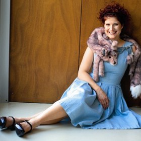 Alice Nellis, rozená Rychetníková, je česká překladatelka, muzikantka, internetová designérka, scenáristka a filmová i divadelní režisérka.