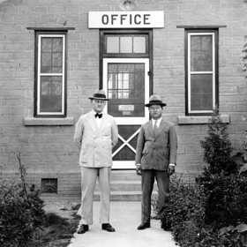 Coby vedoucí zaměstnanec firmy Siemens úřadoval v čínském městě Nankingu, v němž se v roce 1937 odehrál děsivý Nankingský masakr. Na snímku před ústředím firmy v roce 1935.