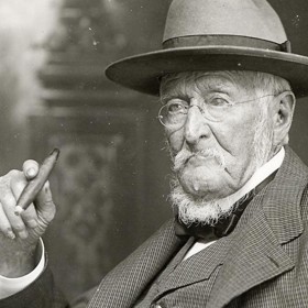 Americký farmář a byznysmen Joseph Glidden (18. ledna 1813 až 9. října 1906) byl původně učitelem, ale proslavil se a zbohatl jako vynálezce ostnatého drátu.
