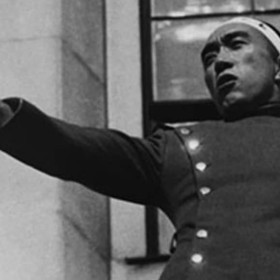 V roce 1968 Mišima založil Společnost štítu jako soukromou armádu. Nespokojen s poměry v Japonsku se rozhodl, že provede státní převrat. Dva roky poté vzala jeho "armáda" v centru Tokia jako rukojmí velitele vojenského oddílu a Jukio z balkonu (na snímku) vystoupil k nastoupeným vojákům, které chtěl získat pro převrat. Setkal se s posměchem.