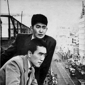 Jukio Mišima měl sice "konvenční" manželství, ve skutečnosti se netajil náchylností ke stejnému pohlaví. Na snímku se svým přítelem. 