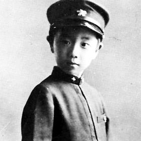 Vychovávala ho hlavně babička, která zdůrazňovala jeho „samurajský“ původ a ovlivnila též jeho fascinaci smrtí. 