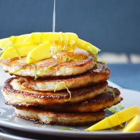 Kokosové lívance:
Suroviny:
100 ml kokosového mléka z plechovky, 50 g jemné kokosové mouky, 2 vejce, 1 lžičku cukru.
Postup:
Šlehejte kokosové mléko s moukou, vejci a cukrem. Těsto nechte pět minut odstát a smažte na nepřilnavé, nejlépe keramické pánvi. Můžete si pomoct trochou kokosového oleje.
Někdy mají kokosové lívance tendenci se trhat, proto je lepší začít s menšími lívanečky. Když jsou na jedné straně dostatečně opečené, že i tvar drží při sobě, otočte.
Nejlepší jsou s mascarpone nebo zakysanou smetanou a ovocem podle sezony