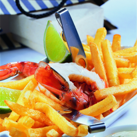 Krevety v limetkové omáčce 

Suroviny:

1 balení hranolek McCain Golden Longs, 1 limetka, 3 lžíce bílého jogurtu, 2 lžíce zakysané smetany, špetka kajenského pepře, 3 velké loupané krevety (každá cca 60 g), sůl

Postup:

Limetku řádně omyjeme a osušíme a poté nastrouháme kůru. Jogurt smícháme se smetanou, přidáme limetkovou kůru a dochutíme kajenským pepřem a solí. Krevety ohřejeme na pánvi. Servírujeme s limetkovým dipem a křupavými McCain Golden Longs připravenými dle návodu na obalu.
