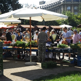 Farmářské trhy v Dejvicích jsou oblíbené pro jejich přátelskou a pohodovou atmosféru.