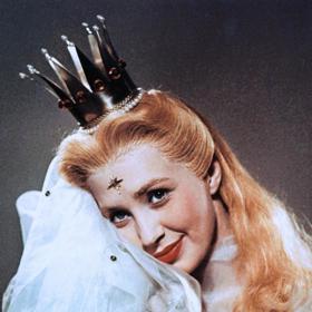 Po studiu střední brněnské zdravotní školy se odstěhovala do Prahy, kde se stala manekýnkou. 