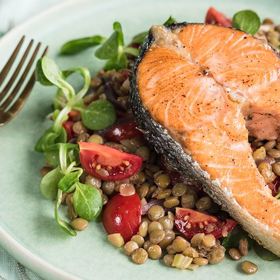 Čočkový salát s lososem

Suroviny:

2 podkovy lososa
100 g čočky Campo Largo
2 bobkové listy Mikadobio 
extra panenský olivový olej Primadonna
červená cibule
řapíky celeru
keramický mlýnek s mořskou solí Kania
keramický mlýnek s pepřem Kania
2 stroužky česneku
100 g cherry rajčat
2 lžíce másla Pilos
1 hrst polníčku
½ citronu (šťáva)

Postup:

Čočku propláchneme studenou vodou a s bobkovými listy vaříme ve vodě přibližně 20 minut (dáváme pozor, aby se nerozvařila). V rozehřáté pánvi s olivovým olejem restujeme cibuli nakrájenou na měsíčky. Očistěný celer nakrájíme na tenké hranolky a přidáme k cibuli restovat. Ochutíme solí a pepřem. Potom postupně přidáme česnek nasekaný nadrobno a rajčata na poloviny nebo čtvrtiny. Po chvíli přisypeme uvařenou čočku a promícháme. Těsně před dokončením přidáme lžíci másla a necháme rozpustit. Před servírováním přimícháme polníček.

V rozehřáté grilovací pánvi s olivovým olejem restujeme osolené a opepřené podkovičky z obou stran do zlatohněda. Těsně před dokončením přidáme lžíci másla a necháme rozpustit. Na závěr pokapeme citronovou šťávou.