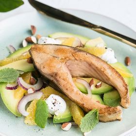 Kapr s avokádem, mandlemi a pomerančem

Suroviny:

2 podkovičky z kapra
keramický mlýnek s mořskou solí Kania
keramický mlýnek s pepřem Kania
extra panenský olivový olej Primadona
1 lžíce másla Pilos
1 pomeranč
2 avokáda
1 červená cibule
1 hrst mandlí Alesto
čerstvá máta
200 g zakysané smetany Pilos (16 %)

Postup:

Umytého a osušeného kapra z obou stran osolíme, opepříme a na rozehřátém olivovém oleji opékáme do zlatohněda. Před dokončením přidáme na pánev máslo a necháme rozpustit.

Kůru z pomeranče odkrojíme a ostrým nožem vykrojíme segmenty - měsíčky pomeranče bez slupky. Dáme je do misky a vytlačíme k nim šťávu ze zbytku pomeranče (trochou šťávy pokapeme i hotového kapra).

Potom přidáme dužiny avokád nakrájené na měsíčky, na sucho opečené mírně vychladnuté a nasekané mandle, cibuli nakrájenou na tenké plátky, sůl, pepř, olivový olej, nasekané lístky máty a zlehka promícháme.
