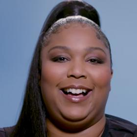 Lizzo si ale udržuje nadhled. „Vyrovnala jsem se s tělesnou odlišností a vyvinula jsem se. Když se lidé dívají na mé tělo a myslí si něco jako – ach můj bože, je tak statečná – tak si říkám, ne nejsem. Jsem v pohodě, jsem to jen já, jsem prostě sexy,“ svěřila se v jednom rozhovoru.