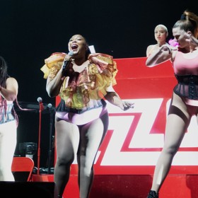 Rodačka z Detroitu hodně ráda provokuje a její kostýmy se často pohybují na hranici (a někdy i za ní) vkusu. Fanoušci ji za to milují.