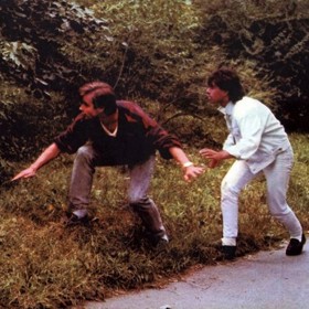 Scéna, kdy jde Michal (Sagvan Tofi) vyzvednout peníze z nádržky záchodu, byla inspirována skutečnou událostí.