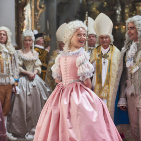 Růžové svatební šaty Marie Terezie v podání Marie-Luise Stockinger patřily k nejdražším a také nejkomplikovanějším.