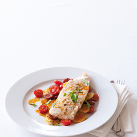 Mořské ryby na čabajce

Suroviny:

2 lžíce olivového oleje + extra k servírování		
100 g pikantní čabajky AExc, pokrájené na kolečka		
500 g brambor, pokrájených na plátky		
2 lžičky sušeného tymiánu		
6 lžic suchého bílého vína		
150 ml zeleninového vývaru		
sůl, pepř		
2 vetší hrsti cherry rajčat AQ, přepůlených		
4 filety z mořských ryb AQ		
40 g	bazalky AQ

Postup:

Rozpalte velký hrnec s poklicí, dejte do něj olej a kolečka čabajky. Smažte asi dvě minuty, aby se klobása rozvoněla. Přidejte brambory a lžičku sušeného tymiánu. Vmíchejte bílé víno, přiklopte a nechte deset až patnáct minut vařit, aby brambory pěkně změkly. Podle potřeby dolévejte vývar. Promíchejte, aby se vše krásně spojilo, a podle chuti osolte a opepřete. Poté dejte do hrnce i cherry rajčata a polovinu bazalky, navrch položte rybí filety osolené z obou stran, posypejte lžičkou tymiánu, přiklopte a vařte dalších pět minut. Servírujte se zbylou bazalkou, pokapané olivovým olejem.