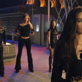 Charlieho andílci: Na plný pecky je americký akční film z roku 2003. Režisérem filmu je McG. 