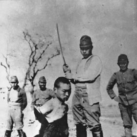 Japonští důstojníci dokonce pořádali soutěže ve stínání hlav zajatců, o vítězích referoval japonský tisk.