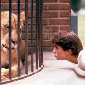 Krásná herečka, kterou proslavil třeba film Kočičí lidé, žila v nenávisti ke svému slavnému otci. Byl jím rovněž známý herec Klaus Kinski.