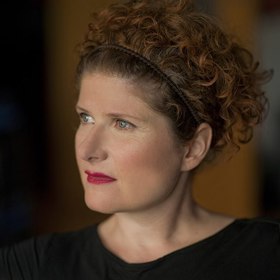 Středoškolské vzdělání získala na gymnáziu v Poděbradech, poté následovala studia hry na flétnu na konzervatoři, zároveň studovala anglistiku a amerikanistiku na Filozofické fakultě Univerzity Karlovy.